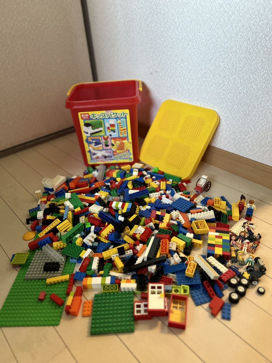 LEGO　レゴ　赤いバケツにバラ寄せ集めのブロック+フィグまとめて　中古_画像1