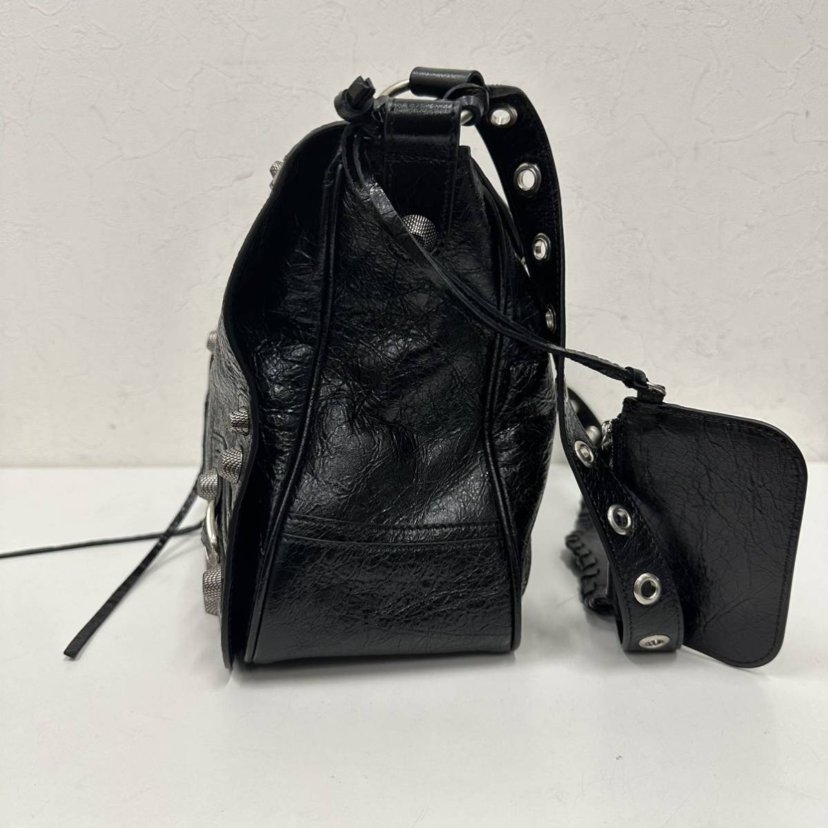 ⑫BALENCIAGA バレンシアガ Le Cagole Men XS Flap Bag ルカゴールxs フラップショルダーバッグ black ブラック アリーナラムスキン_画像4