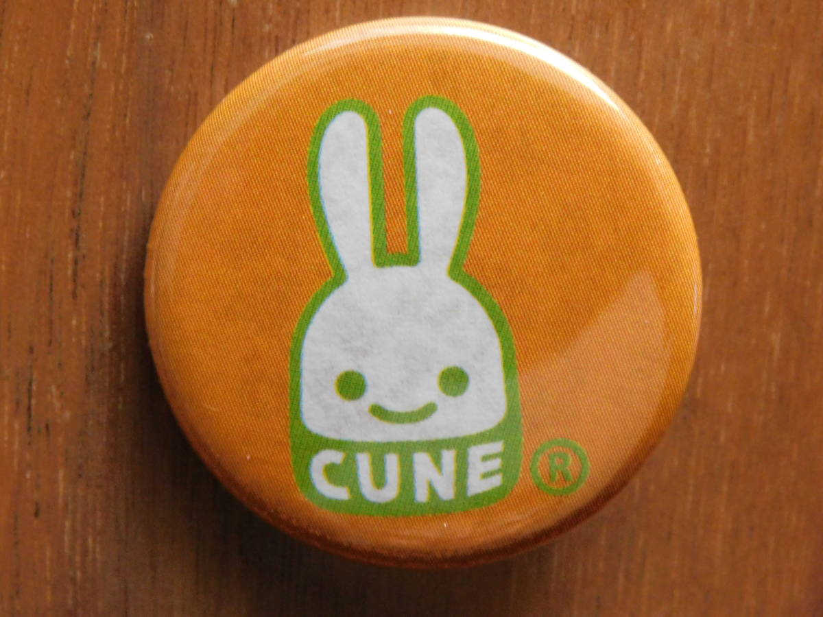 未使用 CUNE 缶バッジ うさぎ オレンジ 長期保管品サビシミ汚れ小傷等有 直径約3㎝ キューン ウサギ バッジ バッチ 匿名配送_画像1