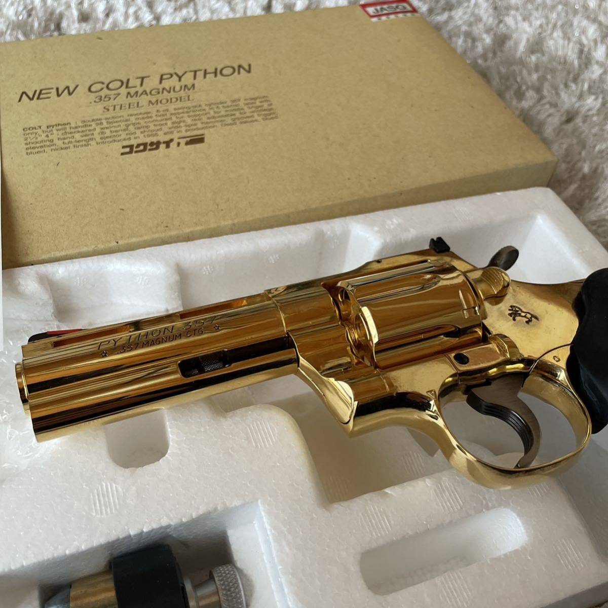 コクサイ 24K金属製モデルガン コルトパイソン .３５７マグナム 4インチ NEW COLT PYTHON　_画像2