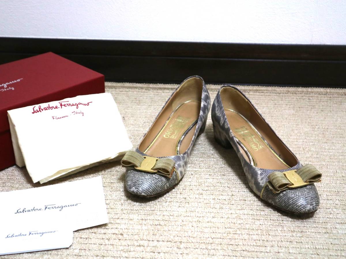 【即決】百貨店 使用感少 美品 Salvatore Ferragamoフェラガモ◆ゴールド金具 ヴァラ チェーン リボン ローヒール パンプス 6.5 D 　　ta