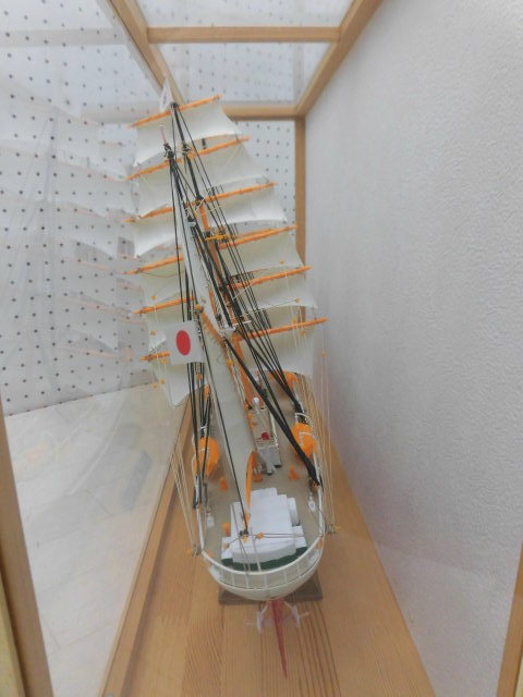 綺麗! ☆模型 大型帆船 日本丸 全長約64cm　自家製プラスチックケース付きケース幅約77cm☆　管理番号1219-54_中で少し傾けると帆船が傾きます。