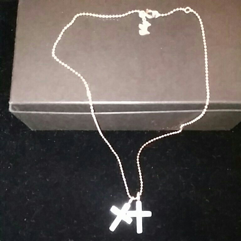 アガタパリ　クロス　十字架ダブル　ネックレス　白色　水色　ラインストーン　未使用品　チェーン長さ約36-38cm_画像2