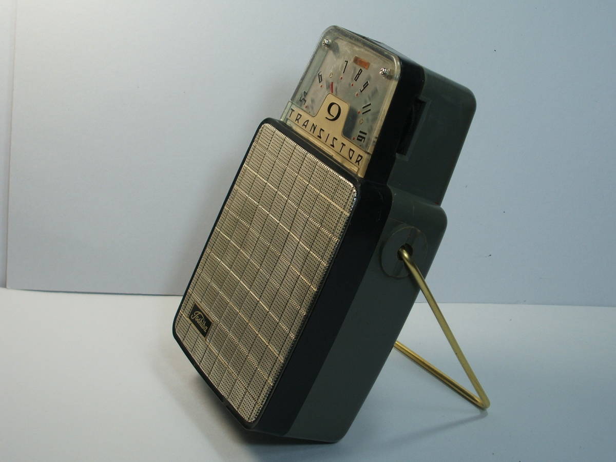 [... form ] Toshiba. transistor radio [9TM-40] reception excellent # abroad . is [&#34;The ROBOT&#34;]. nik name . very popular 