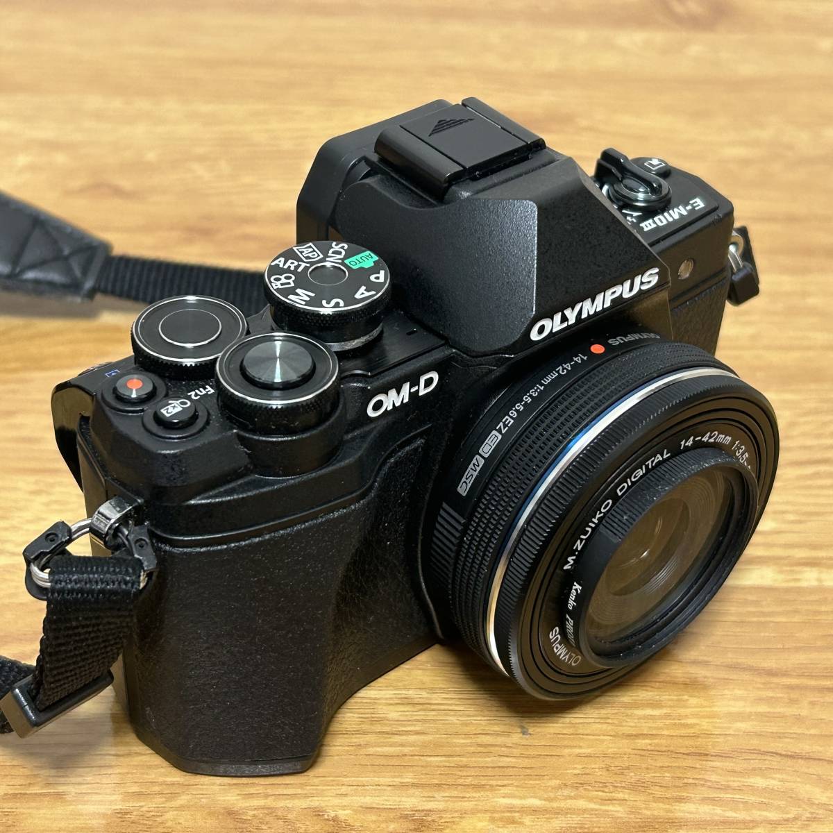 美品 OLYMPUS OM-D E-M10III Mark Ⅲ ブラックボディ ミラーレス一眼 デジタルカメラ オリンパス_画像2