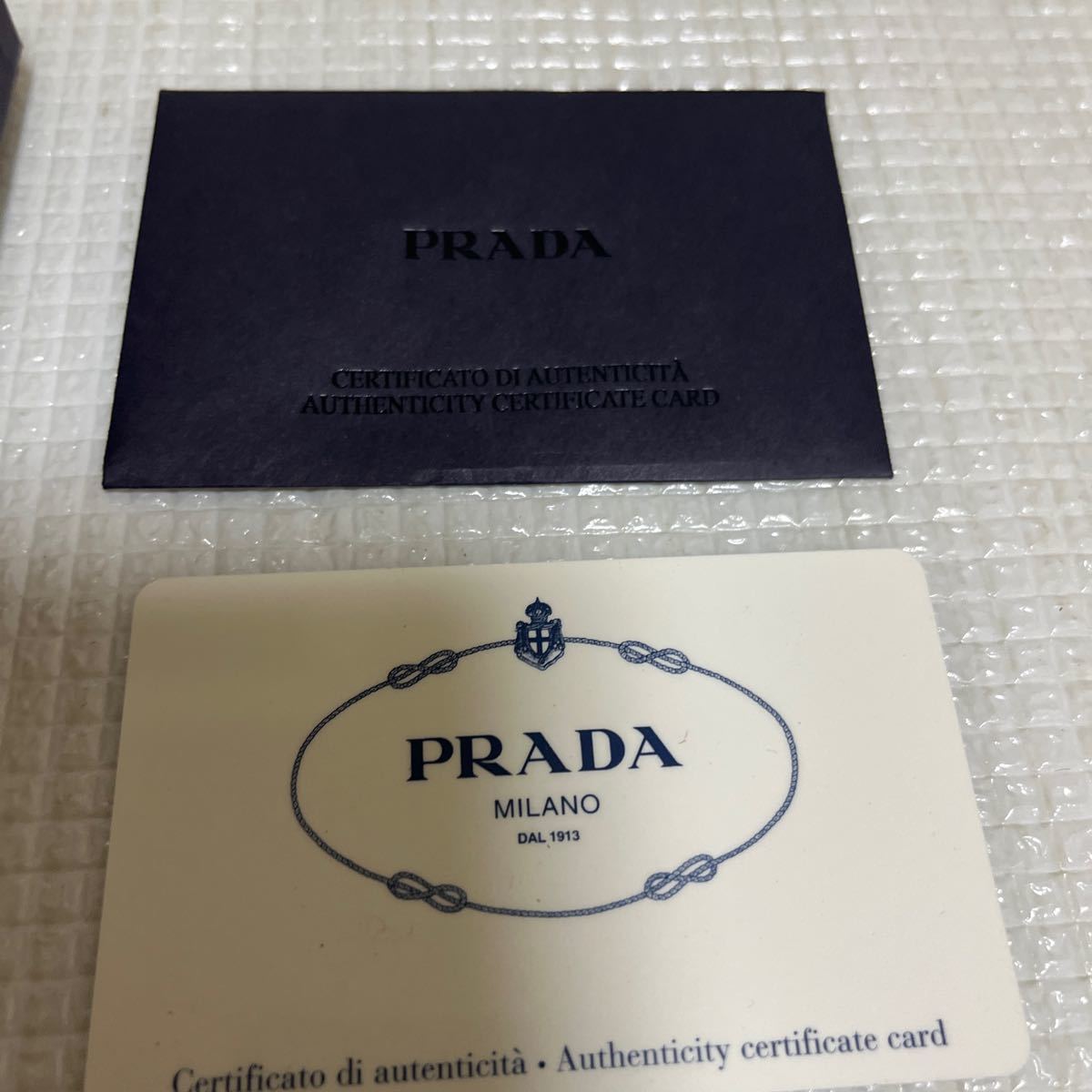 b) 未使用保管品 PRADA プラダ ストラップ 箱付 紐無し全長約16cm ブラック_画像4