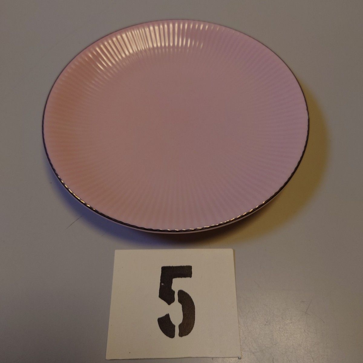 (5)金縁ピンク色陶器小皿 径135mm