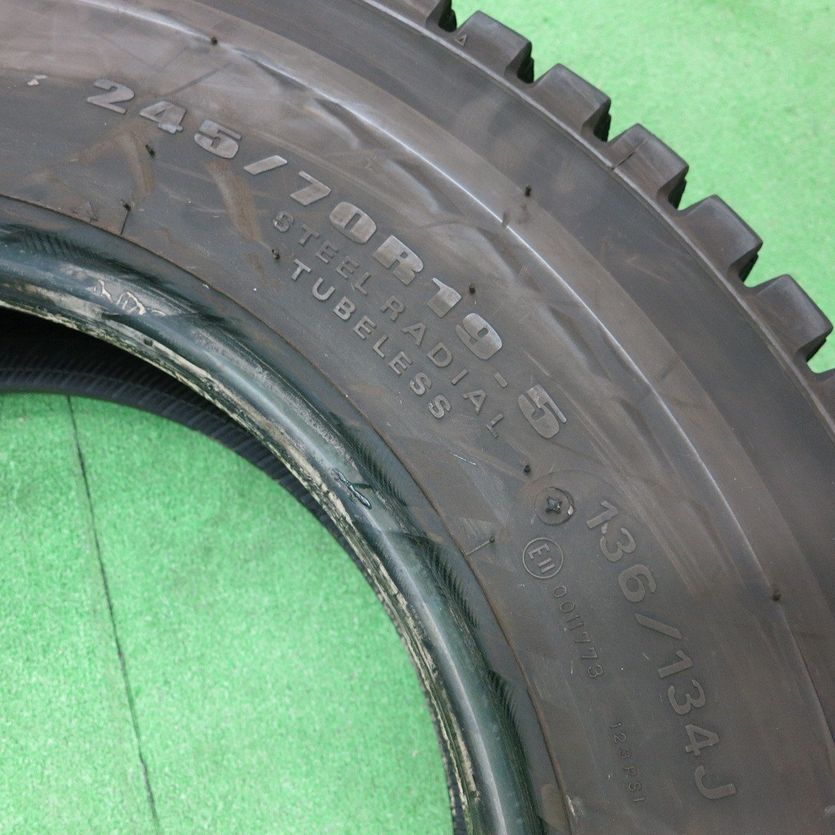 *送料無料*バリ溝！22年！9.5分★トラック タイヤ 245/70R19.5 136/134J スタッドレス ダンロップ デクテス SP001★3110206KKスタ_画像4