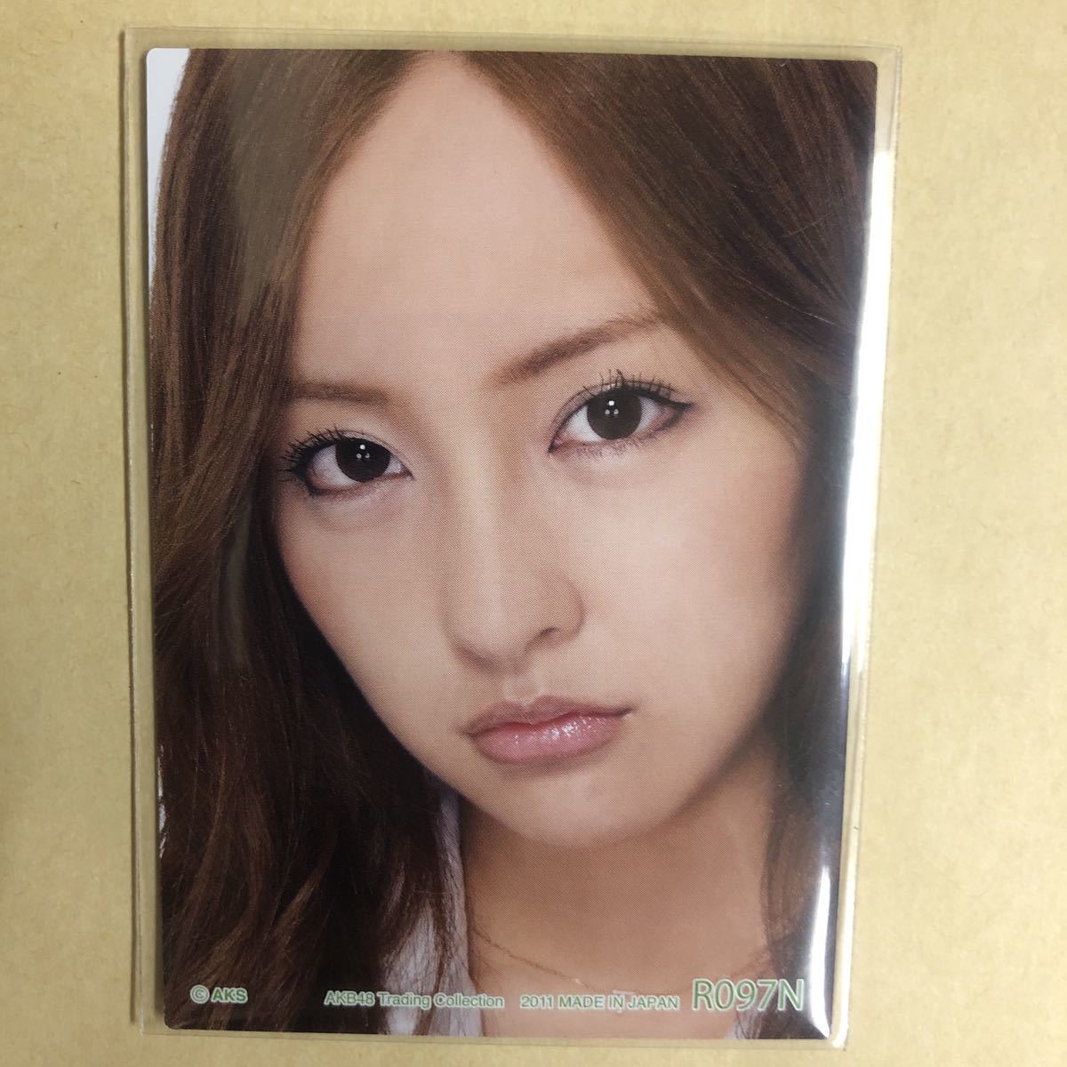 AKB48 板野友美 2011 トレカ アイドル グラビア カード R097N タレント トレーディングカード_画像1
