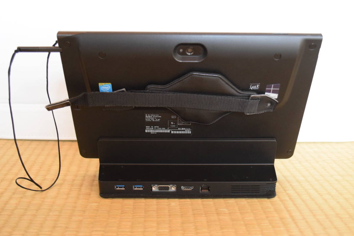 ★中古 富士通タブレット ハンドストラップ付 FMV Q704/H Core i5 RAM:4GB SSD:120GB＋Office 2019付＋拡張クレードル付き★_画像2