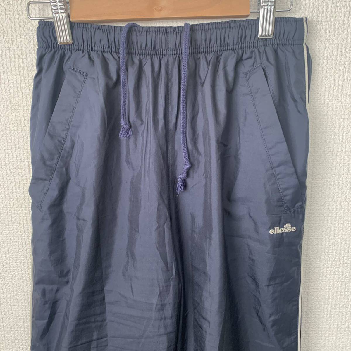 【USED】ellesse エレッセ　ナイロンパンツ　シャカパン シャカシャカ　レディースSサイズ　ネイビー　ゴールドウィン_画像2