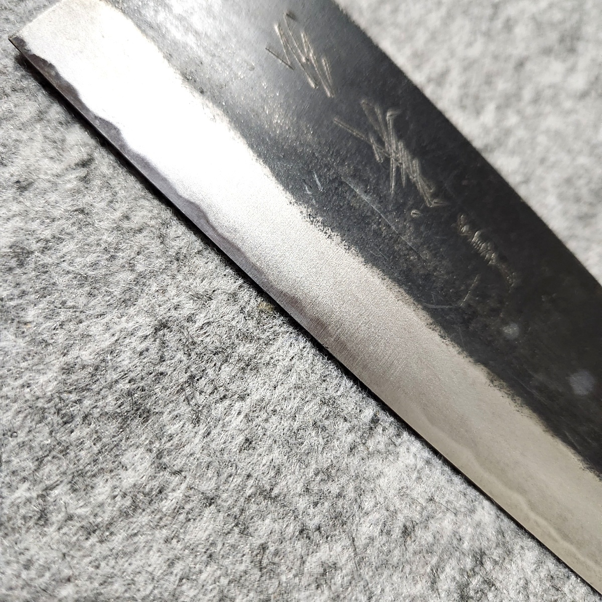 郷右馬充義弘 牛刀 三徳 包丁 紫檀柄 刃渡り200mm 全長350mm 手打鍛造 60s23-4626_画像4