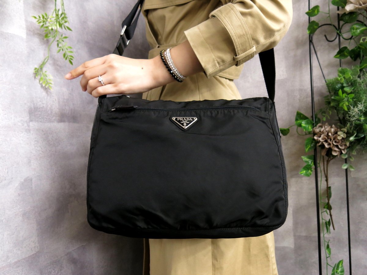 プラダ ナイロン×レザー 三角プレートロゴ ショルダー バッグ プラダ ナイロン×レザー 三角プレートロゴ ショルダー バッグ