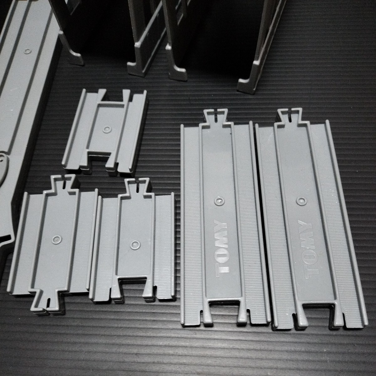 * Plarail [ bending line rail 6ps.@* Turn au trail 2 ps *1/2 rail 2 ps *1/4 rail 3ps.@* garage 2 piece ] gray rail .. gray machine .