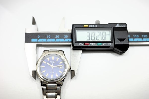 1320　SEIKO SOLAR　　V145-0BK0　　セイコー ソーラー デイト バーインデックス ネイビー文字盤 メンズ 腕時計 純正ブレス_画像7