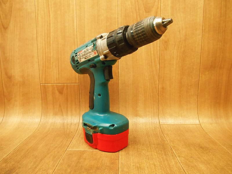 〇 makita マキタ 充電式震動ドライバドリル バッテリー2個 ドライバー ドリル ドライバ ドリルドライバー コードレス ケース付き 充電式_画像3