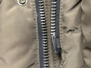 ファスナーの縫い目にダメージがあります。