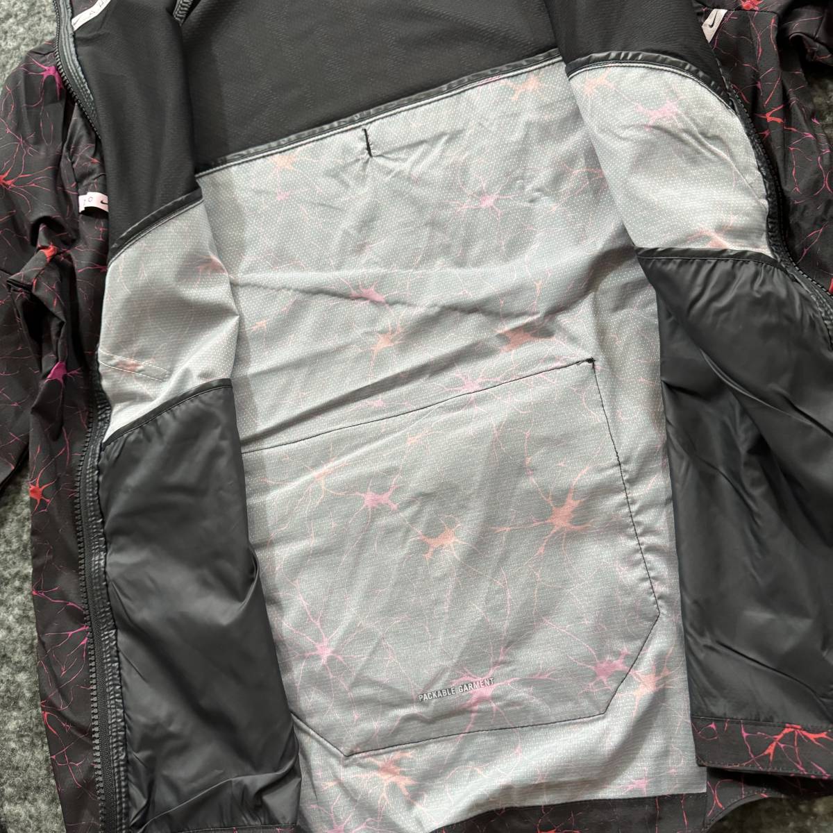 新品 NIKE ナイキ ウィンドランナー ジャケット Msize 黒 赤 ブラック レッド パーカー 撥水 伸縮 ランニング シェル ウィンドブレーカー