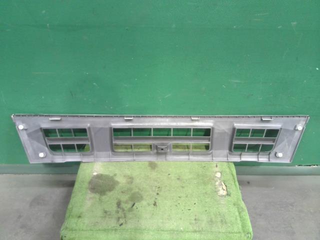  used Atlas PA-APR81R radiator grill 4HL1T 729 8-97583-047-4