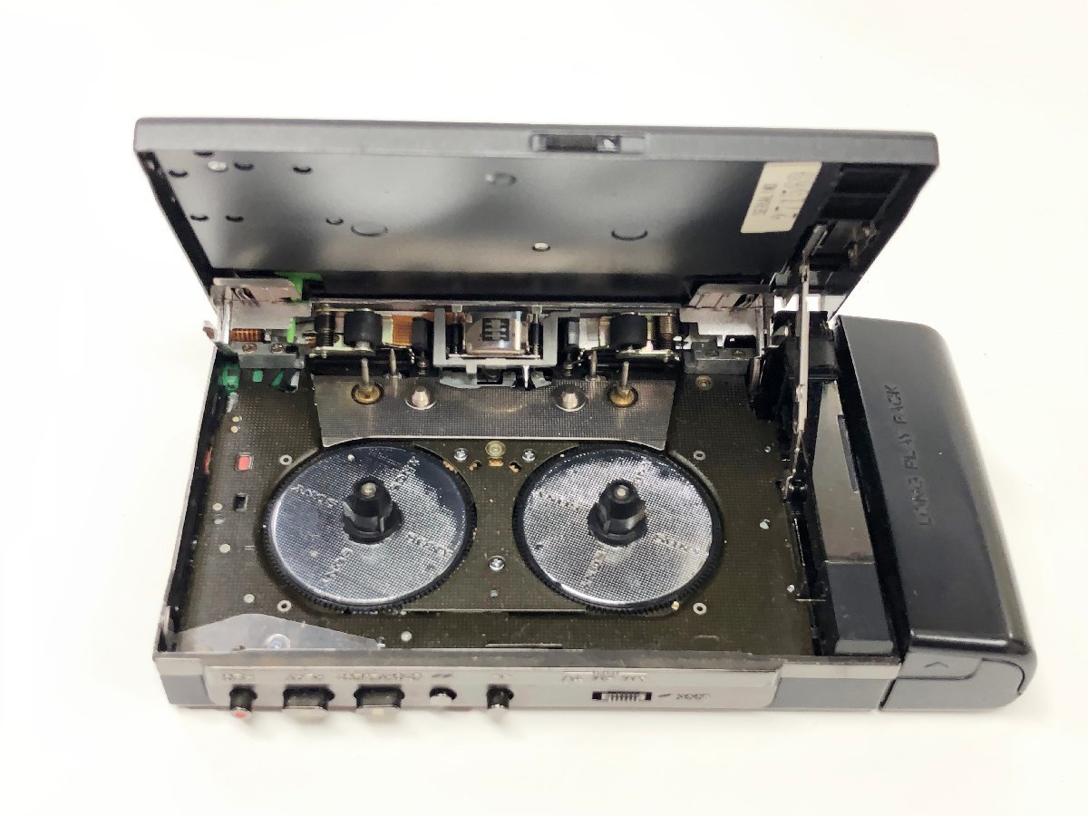 SONY ソニー ウォークマン WALKMAN カセットテープ レコーダー プレーヤー WM-F404 本体 充電器 電池ボックス付 ジャンク品 現状品_画像4