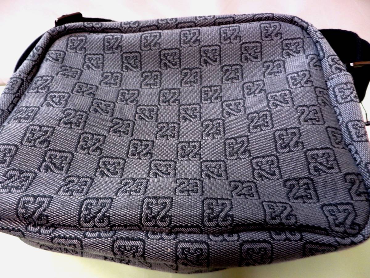 新品 販売店舗限定 タグ付き JORDAN BRAND MONOGRAM MINI MESSENGER BAG DK SMOKE GREY ジョーダン モノグラムメッセンジャーバッグ 正規品の画像8