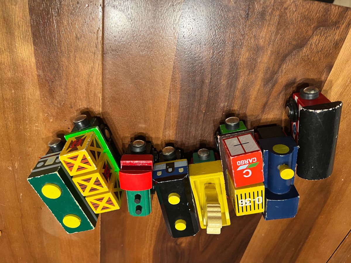 木製　磁石でくっつく電車のオモチャ8個＋ネコ