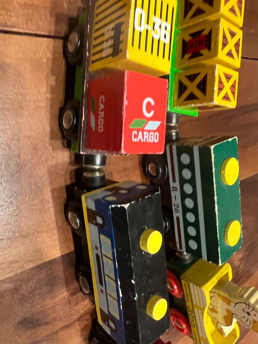 木製　磁石でくっつく電車のオモチャ8個＋ネコ