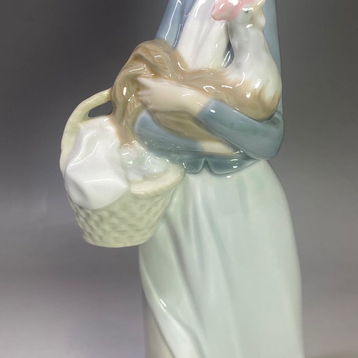 LLADRO リヤドロ フィギュリン 置物 陶器人形 人形 陶器 4591 鶏を抱えた女性 卵 インテリア 美術品_画像2