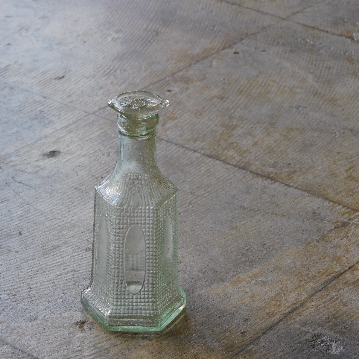 ふるいガラスの醤油瓶 六角 HK-a-03197 / ソース瓶 硝子 氷コップ あめや瓶 醤油さし 昭和レトロ