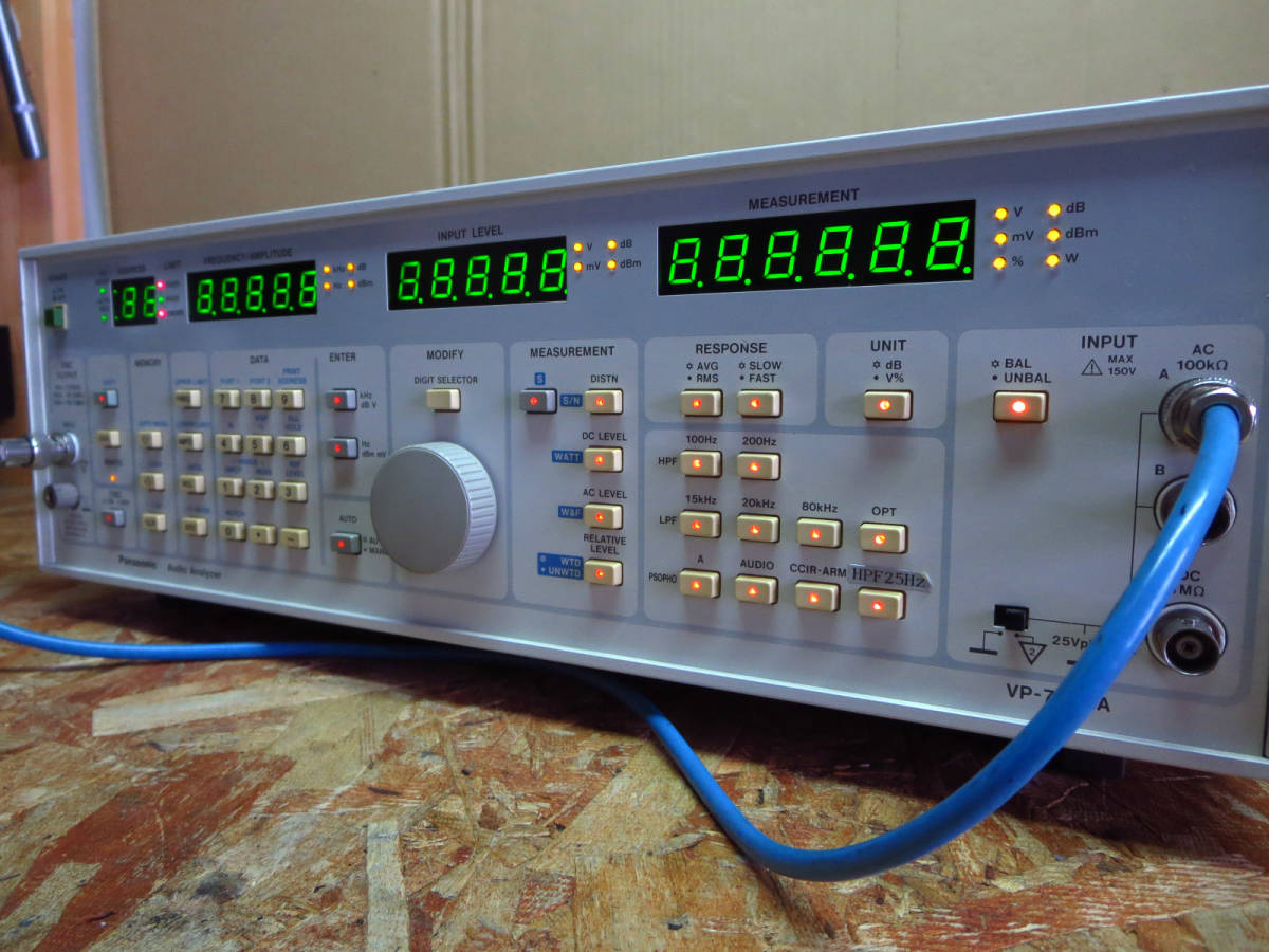 ☆ Panasonic製 Audio Analyzer オーディオアナライザ VP-7723A 点検・整備・調整済み（特別仕様)_フロント 右斜めから (LED点灯テスト中)