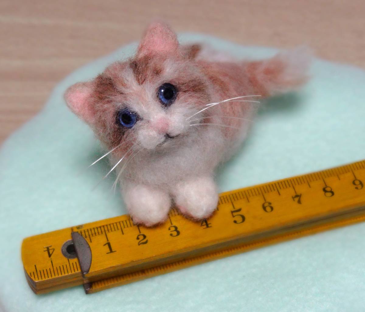 約6cm　小さなマンチカン茶白子猫ちゃん　羊毛フェルト猫　ミニチュア　ドールハウス　ペット　ハンドメイド　置物　可愛い猫_画像4