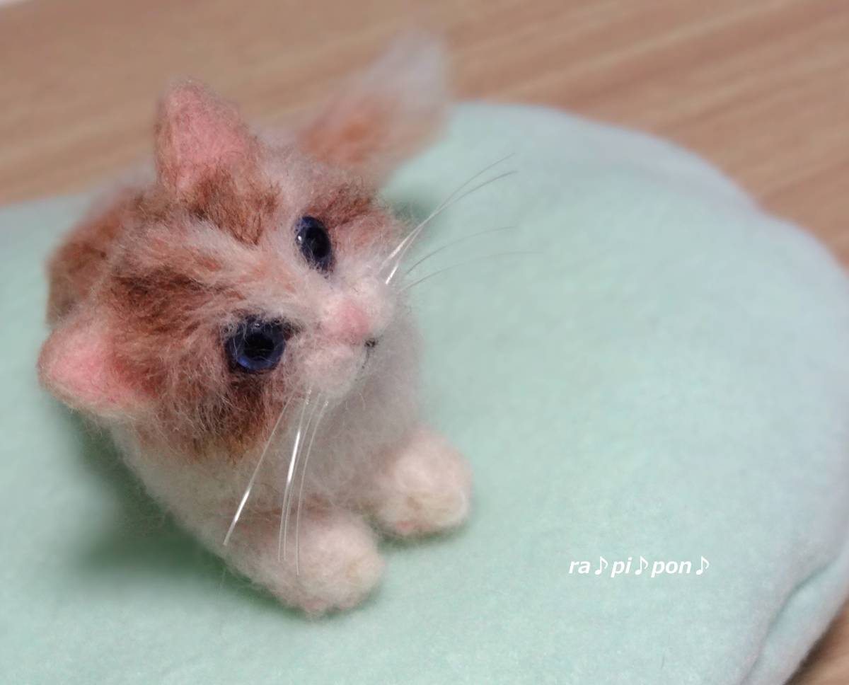 約6cm　小さなマンチカン茶白子猫ちゃん　羊毛フェルト猫　ミニチュア　ドールハウス　ペット　ハンドメイド　置物　可愛い猫_画像2