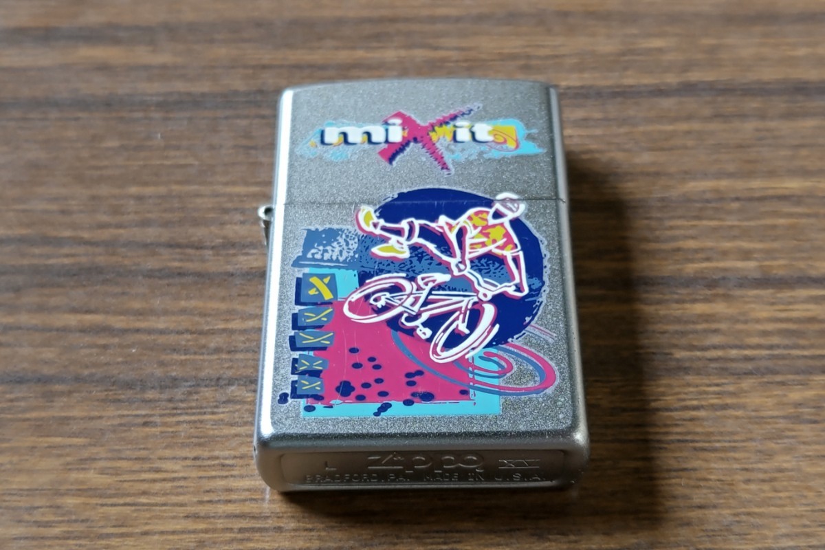 【１９９９年製】Zippo 裏面にシール剥がし痕有り【シルバー・ジッポー】_画像3