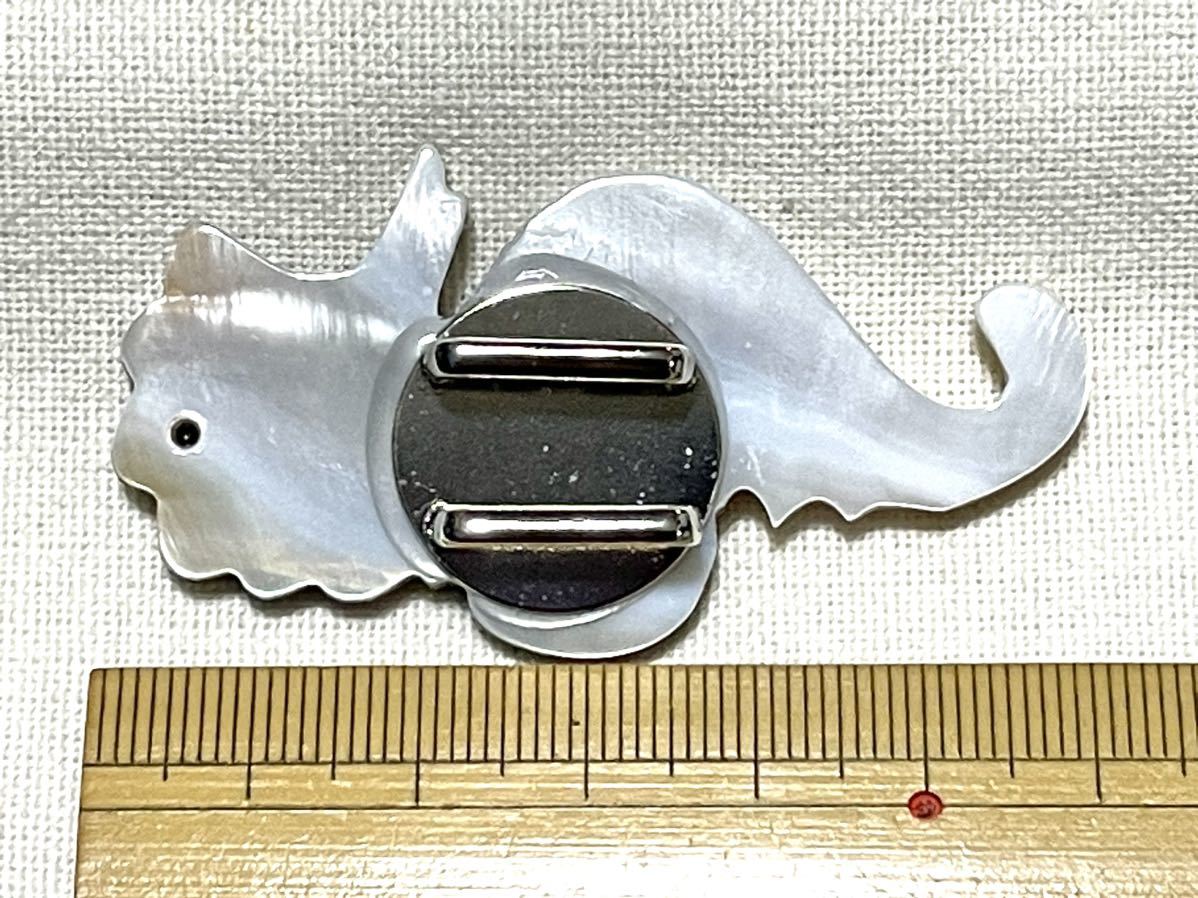 NO.1163 帯留め タツノオトシゴ 貝細工 シェル リメイク品(帯留 帯飾り 和装小物)ハンドメイド品