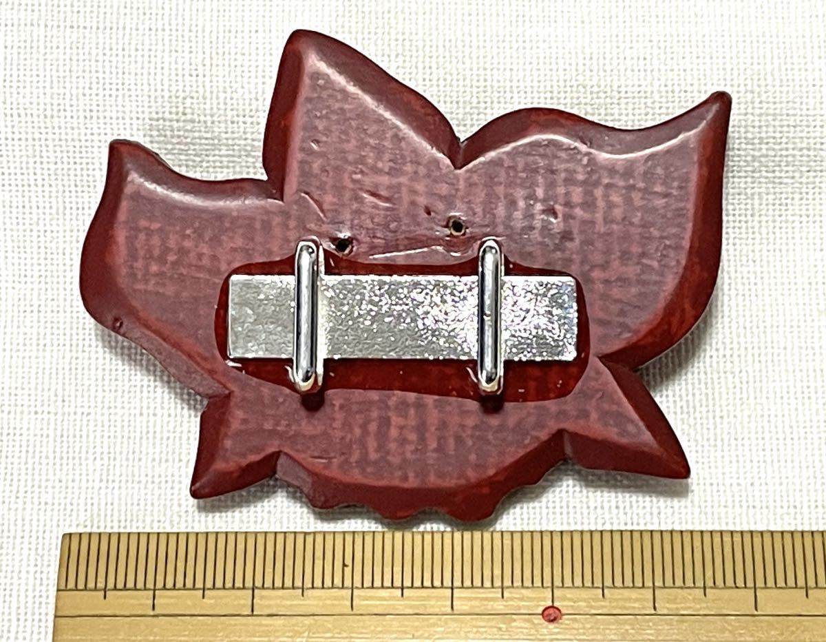 NO.506 帯留め 鎌倉彫 カトレア 洋ラン 蘭 花 リメイク品(帯留 帯飾り 和装小物)ハンドメイド品