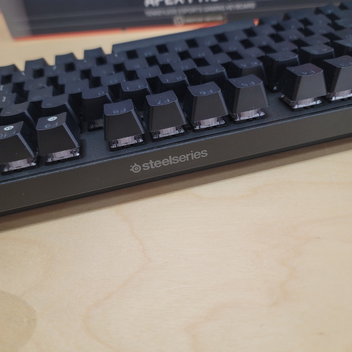 AZY240 SteelSeries ラピッドトリガー搭載 ゲーミングキーボード テンキーレス 有線 日本語配列 OmniPointスイッチ 有機ELディスプレイ搭載_画像5