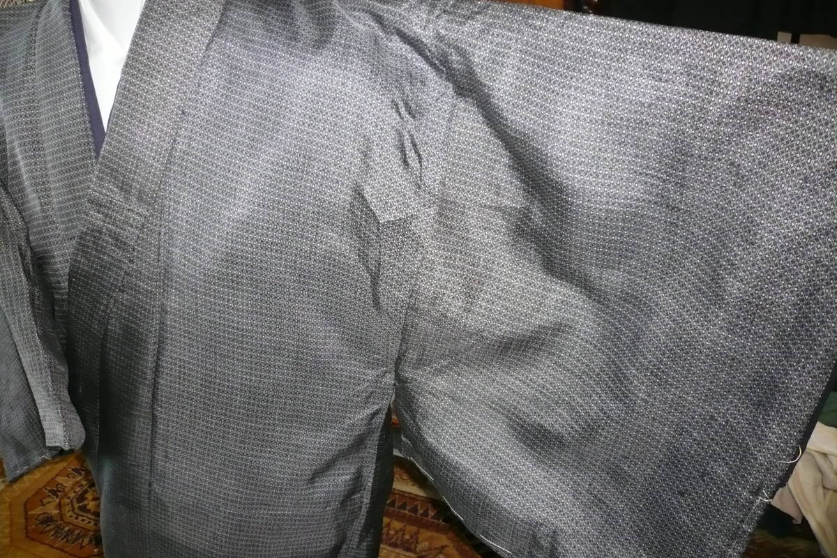 男性　お誂え　正絹　袷　薄手　グレー　着物　未使用　身丈　137、5　裄　64　しつけ糸付き_画像2