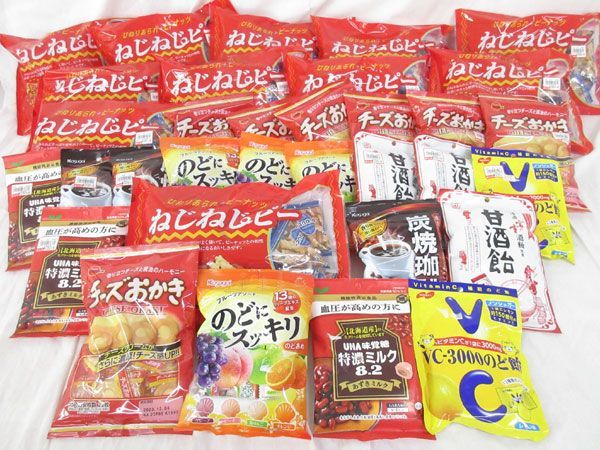 送料300円(税込)■zs006■◎お菓子(ねじねじピー・チーズおかき 等) 7種 33点【シンオク】_画像1