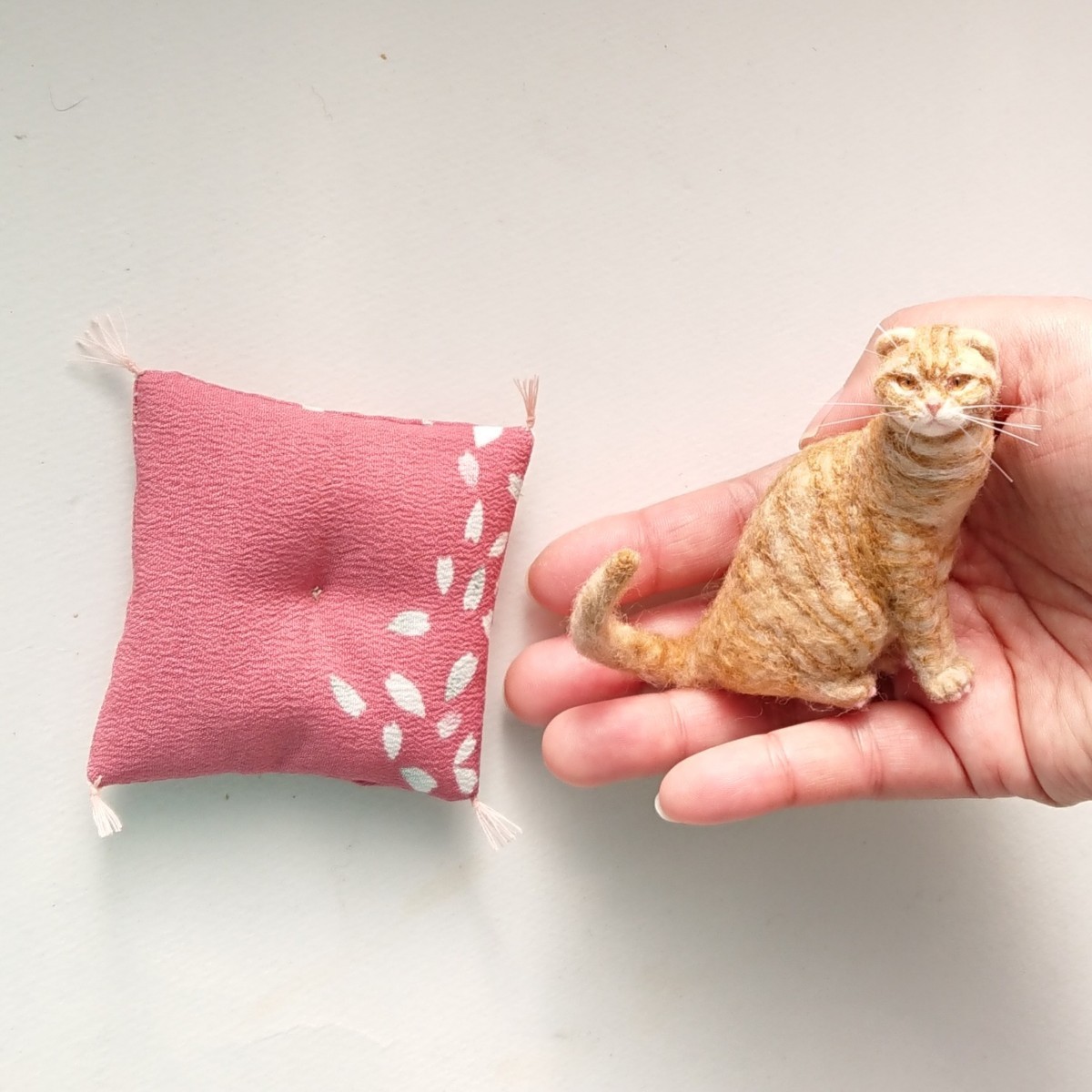 羊毛フェルト猫 茶トラ猫(折れ耳) ミニ座布団付き_画像4