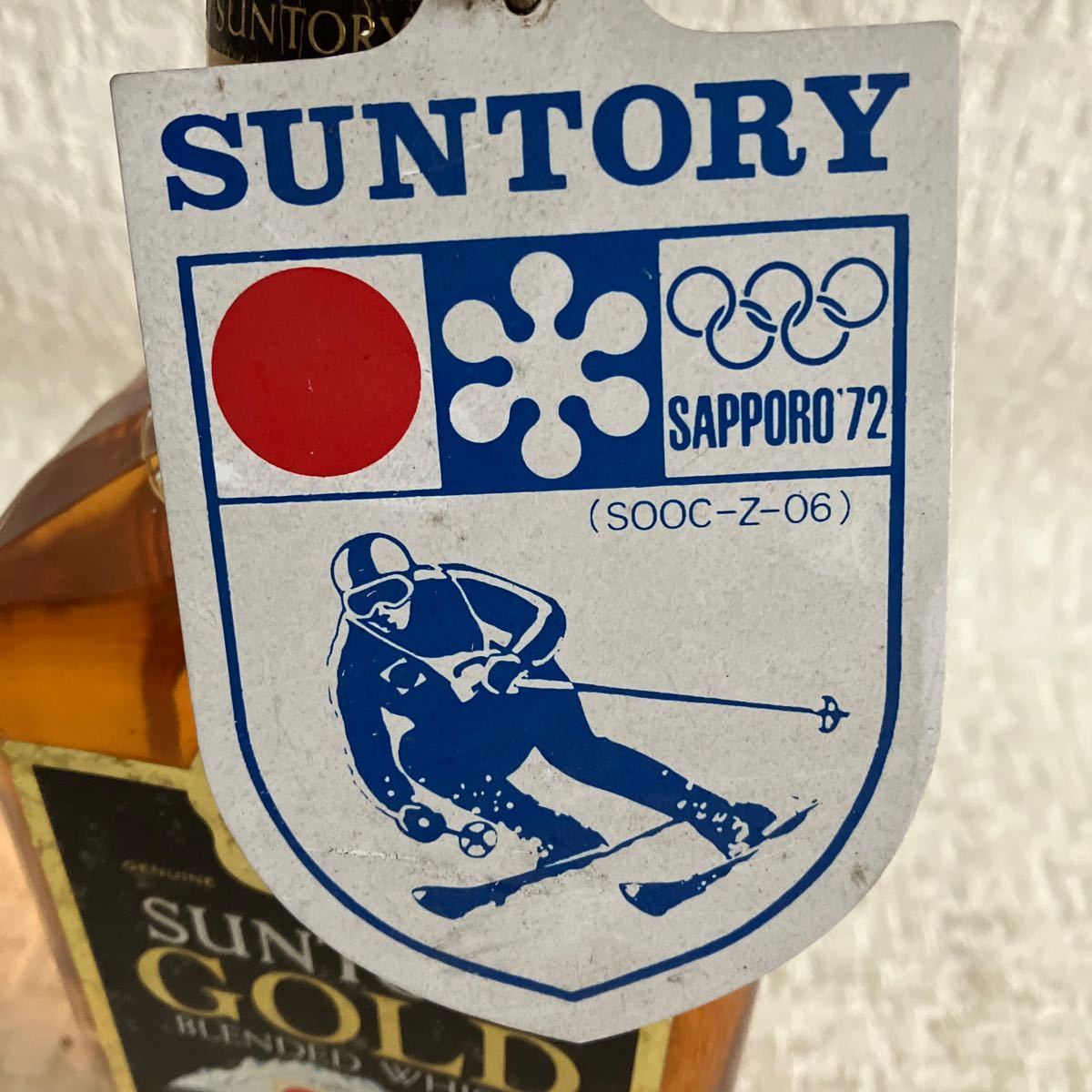 e164⑤60 未開栓 ウイスキー 1級 SUNTORY GOLD 古酒 サントリー ゴールド 1972 札幌オリンピック 五輪 記念 720ml 42% ネームタグ _画像2