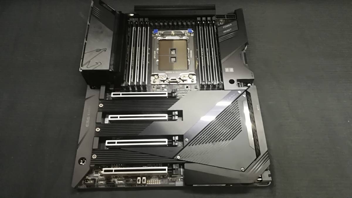 【美品♪】GIGABYTE TRX40 AORUS XTREME [Socket/sTRX4][AMD/TRX40]XL-ATX マザーボード/動作品_画像2