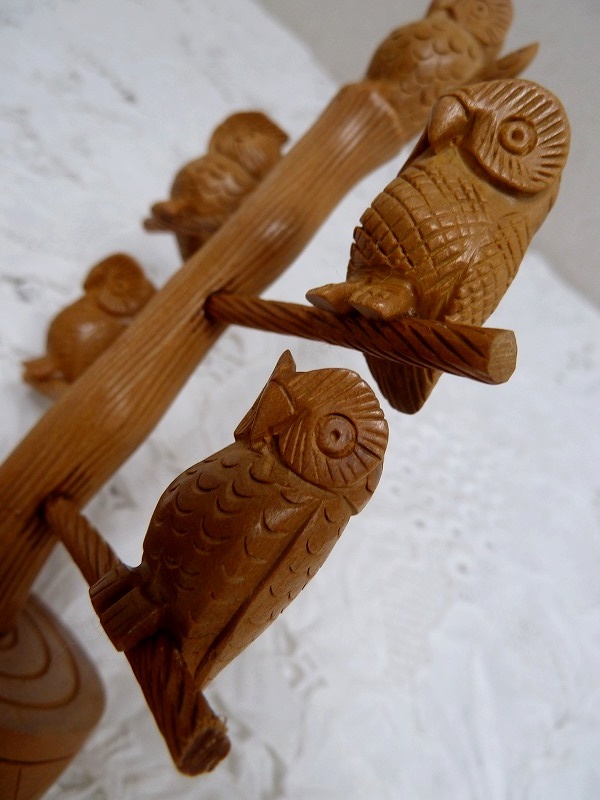 (☆BM)木製 幸福朗⑦SHIN OWL 木彫り 白檀 高さ14.8㎝ ふくろう 5羽 梟 ミミズク 動物 置物 オブジェ 縁起物 鳥 フクロウ 木彫り_画像5