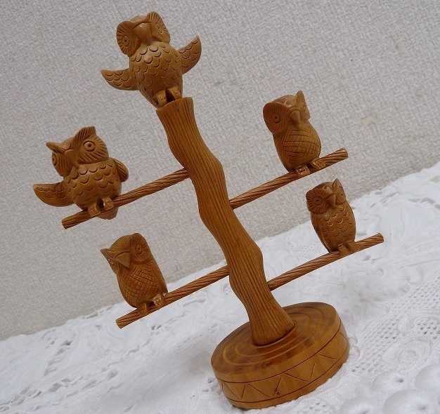 (☆BM)木製 幸福朗④SHIN OWL 木彫り 白檀 高さ14.8㎝ ふくろう 5羽 梟 ミミズク 動物 置物 オブジェ 縁起物 鳥 フクロウ 木彫り_画像1