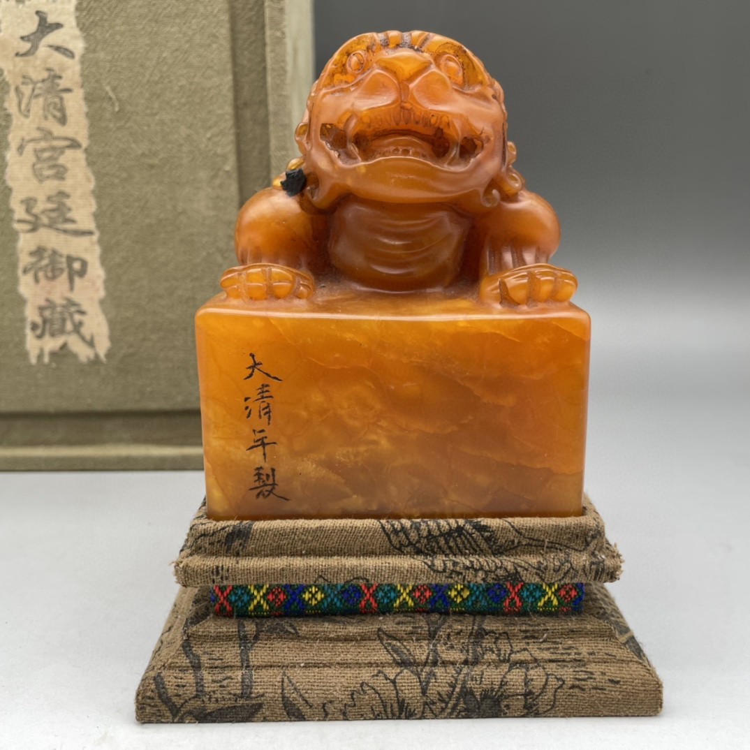 極上珍品 貴重 寿山石鶏血石細密彫 神獣獅子造型 印鑑 篆書印 極上珍品 貴重 寿山石鶏血石細密彫 神獣獅子造型 印鑑 篆書印