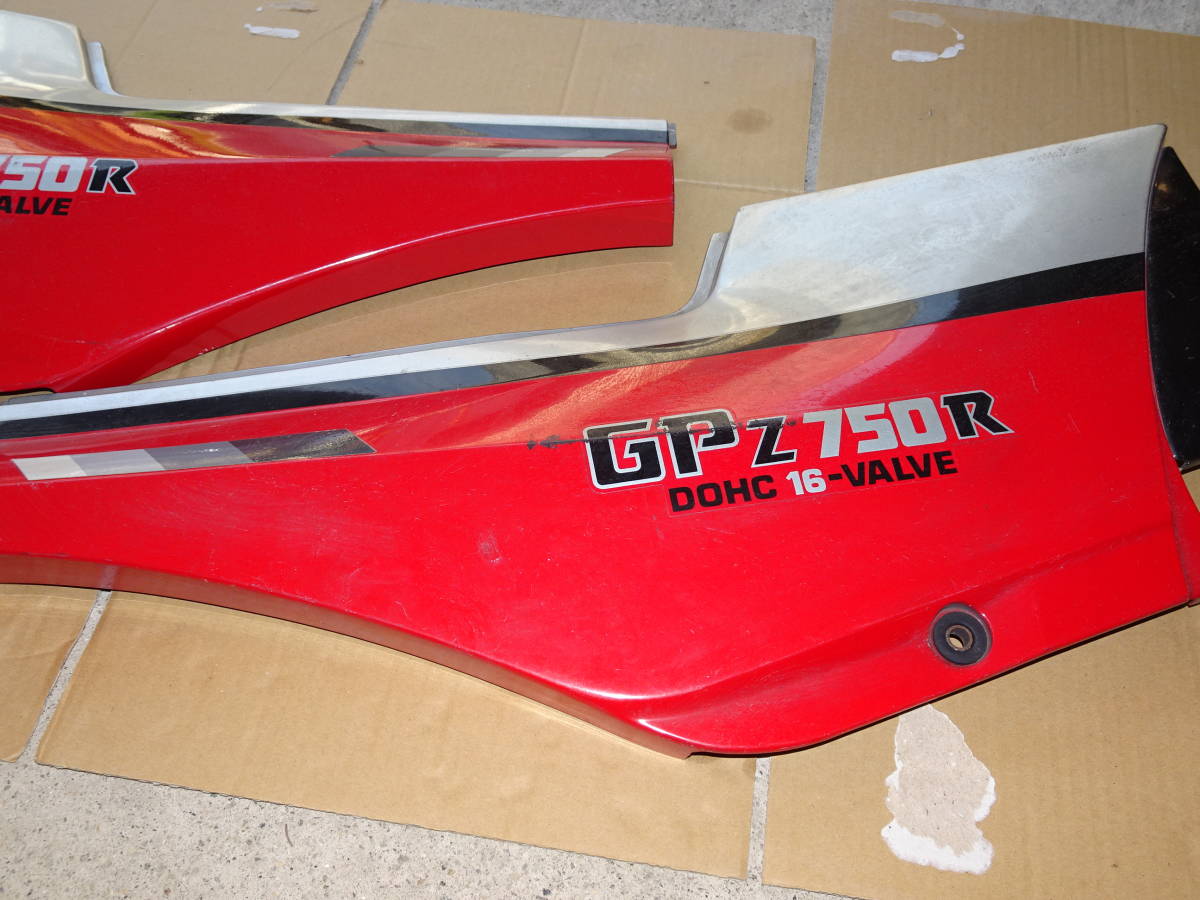 GPZ750R 純正サイドカバー G2(赤/銀）より取り外し_画像2