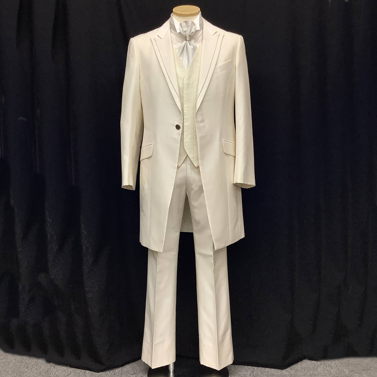 Y-LL size *[Forte Kuraudia] white lustre cloth. long tuxedo * unbleached cloth . silver lame entering the best Thai is gray pattern go in silver decoration attaching 