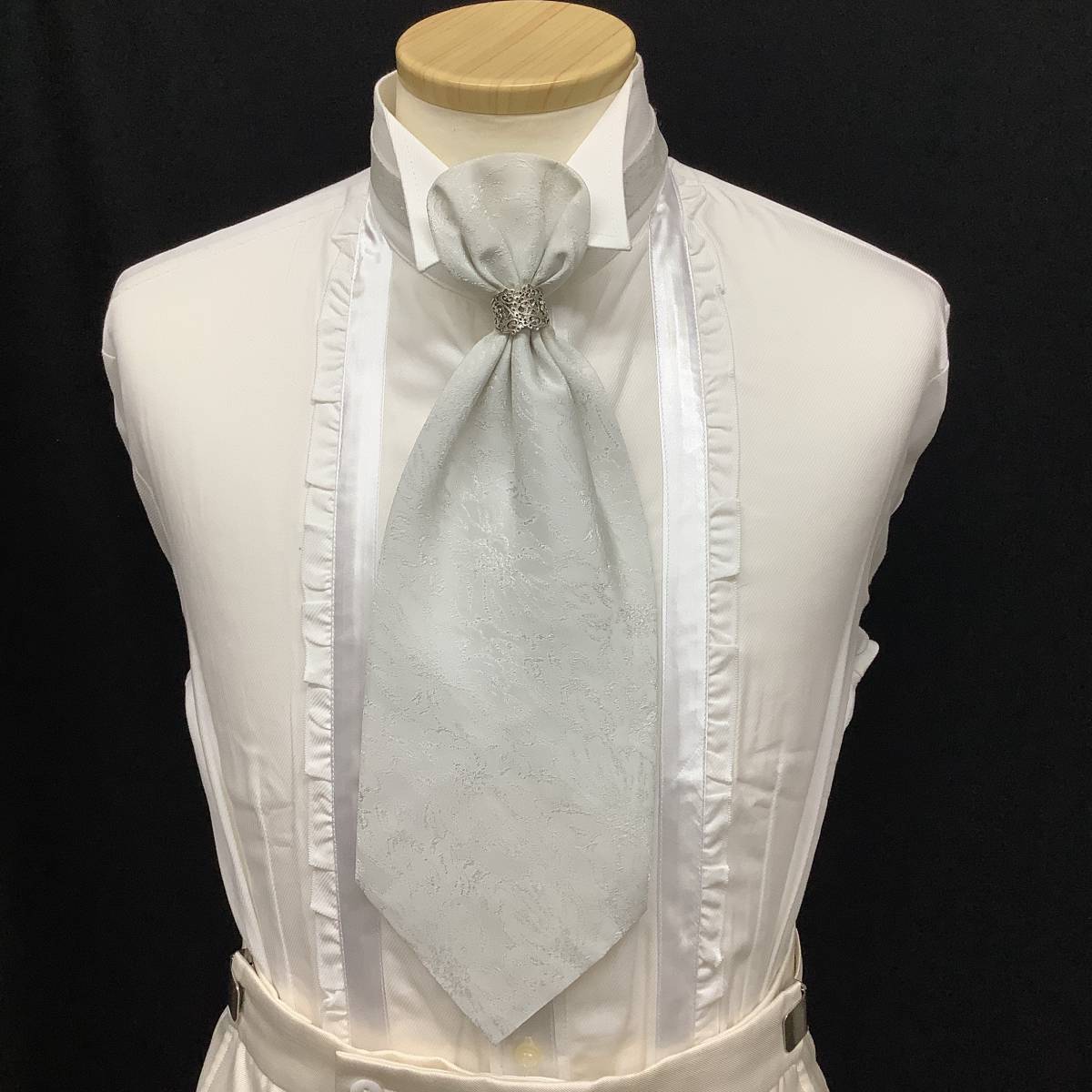 A-L size *[Forte Kuraudia] white lustre cloth. long tuxedo * unbleached cloth . silver lame entering the best Thai is gray pattern go in silver decoration attaching 