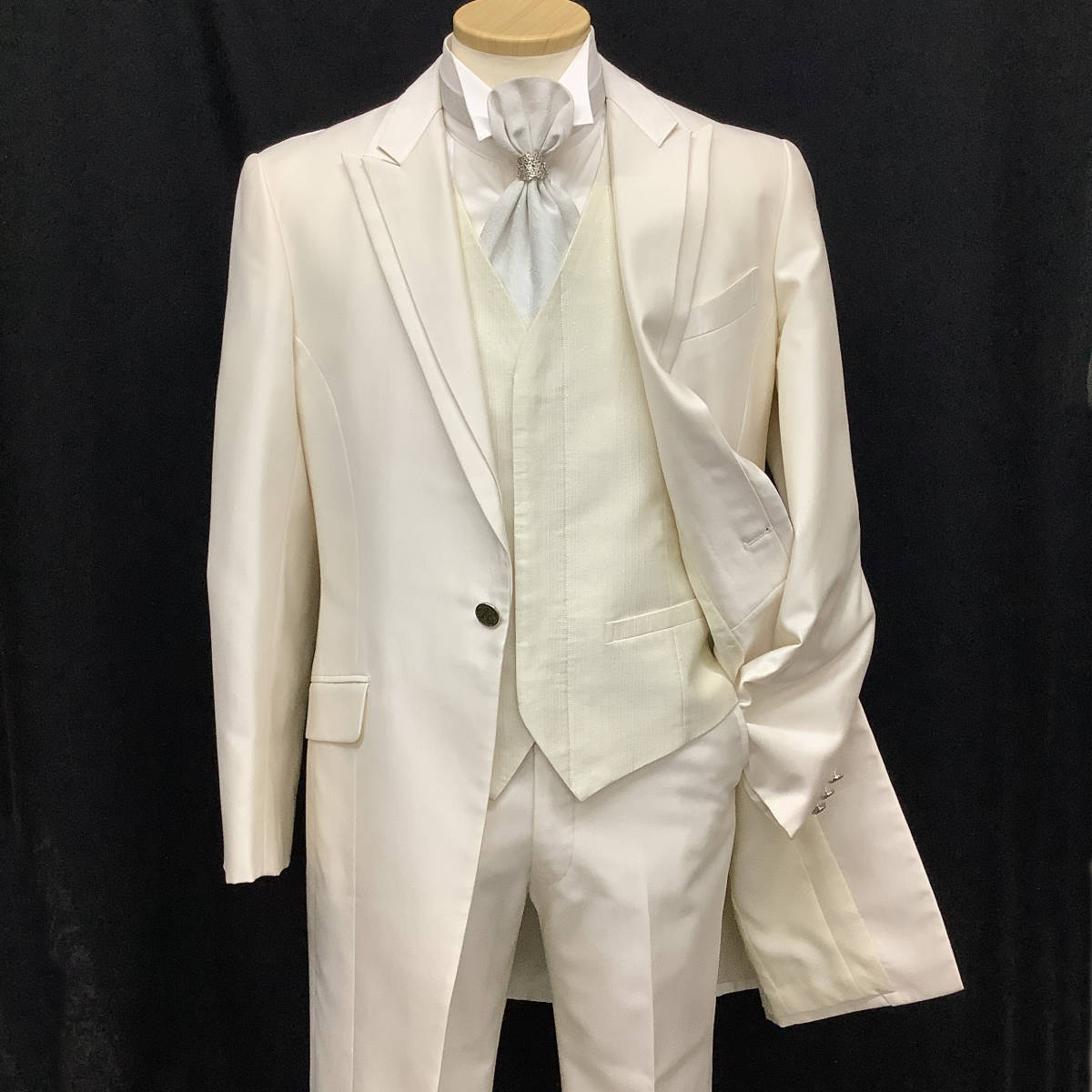 A-L size *[Forte Kuraudia] white lustre cloth. long tuxedo * unbleached cloth . silver lame entering the best Thai is gray pattern go in silver decoration attaching 