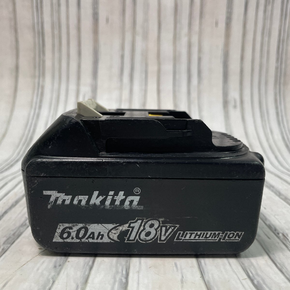 m002 D2(60) 1 makita BL1860B マキタ 中古純正 18V 6.0Ah Li-ion バッテリー 充電 電動工具_画像3