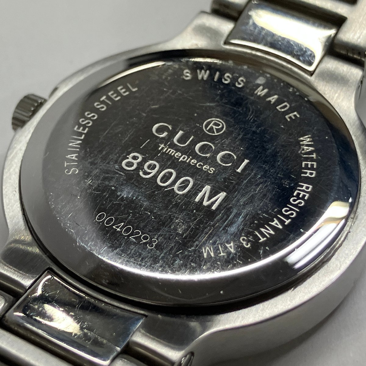 f001 Z4 GUCCI グッチ 8900M メンズ 腕時計 クォーツ 3針 デイト 電池交換済 動作品 ベルト切れ_画像10